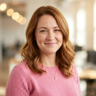 Emily Watson, jefa de Atención al Cliente en Río Fondorio, foto de perfil